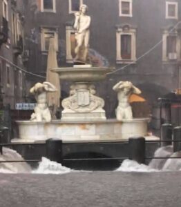 Alluvione a Catania, pompieri con mezzi anfibi, soccorsi in canoa