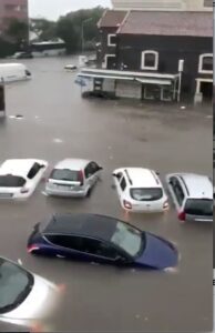 Alluvione a Catania, le auto sott'acqua in piazza Alcalà