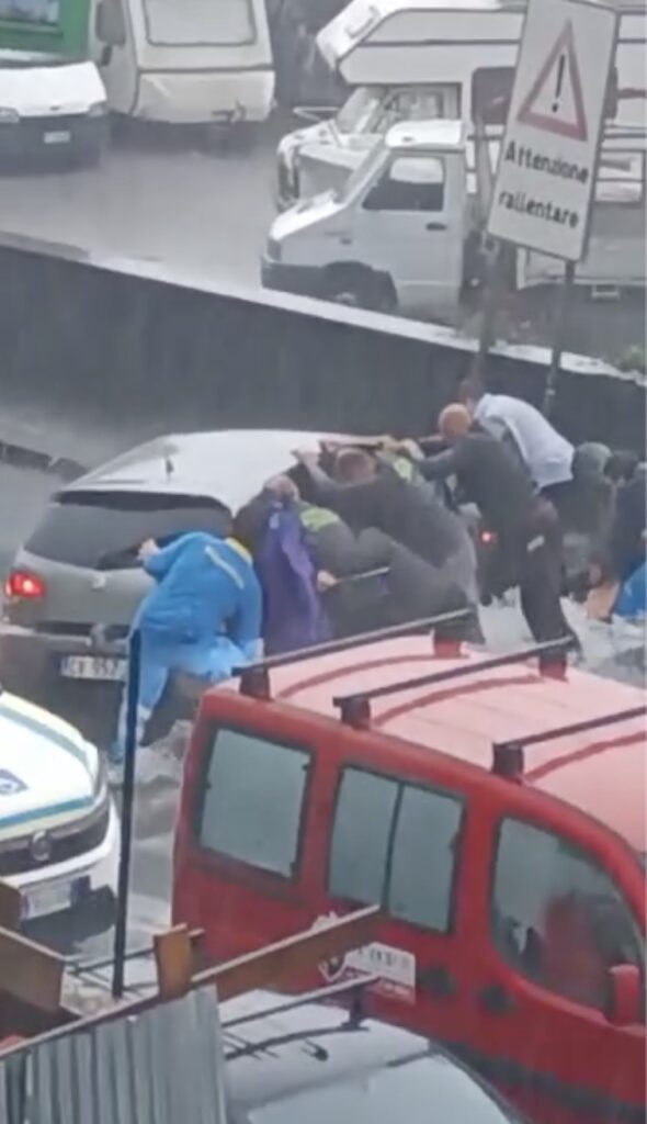 Alluvione Catania, uomo finisce sotto un'auto, panico