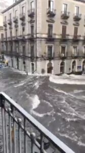 Alluvione, via Etnea a Catania è un fiume