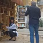 Marika Geraci di "Uomini e donne" posa davanti ai libri VIDEO