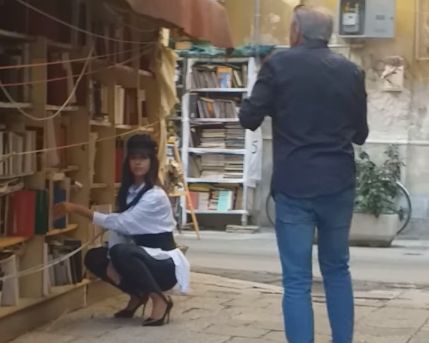 Marika Geraci di “Uomini e donne” posa davanti ai libri VIDEO