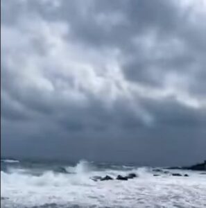Siciliani davanti al mare, in attesa dell’uragano VIDEO