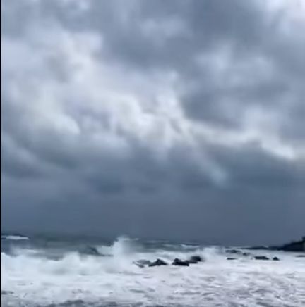 Siciliani davanti al mare, in attesa dell’uragano VIDEO