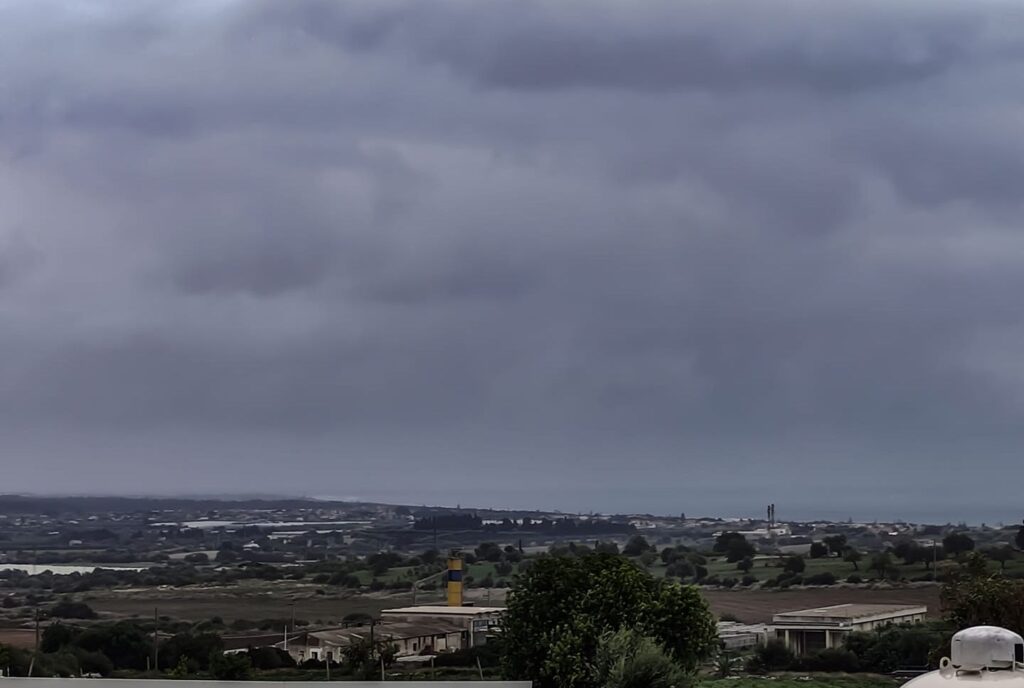 Pioggia fino al pomeriggio, sabato e domenica spunta il sole
