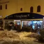 Mareggiata a Vulcano, l’onda anomala entra nel bar VIDEO