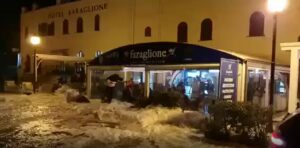 Mareggiata a Vulcano, l’onda anomala entra nel bar VIDEO
