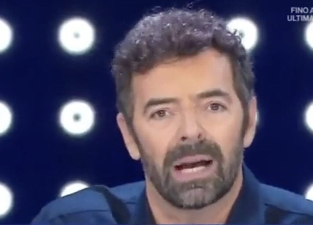 Alberto Matano fa coming out in diretta tv: Omofobia? Successo anche a me