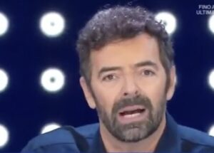 Alberto Matano fa coming out in diretta tv: Omofobia? Successo anche a me