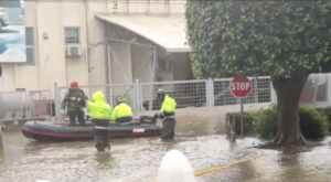 Siracusa, famiglia isolata salvata col gommone VIDEO