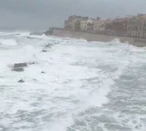 Ortigia, la potenza del mare in tempesta VIDEO