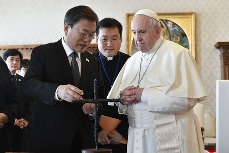 Moon chiede a papa Francesco di visitare la Corea del Nord
