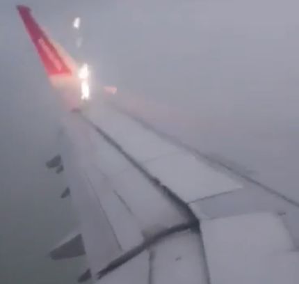 Sull’aereo in volo oltre il ciclone VIDEO