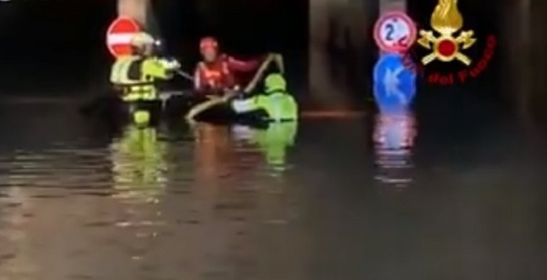 Medicane Apollo, giovane affonda con la sua auto, si salva a nuoto Medicane Apollo, giovane affonda con la sua auto, si salva a nuoto