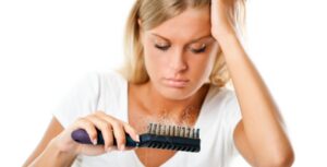 Dieta contro la caduta dei capelli: cosa mangiare?