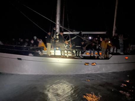 Migranti: 119 afghani sbarcano su coste del Siracusano