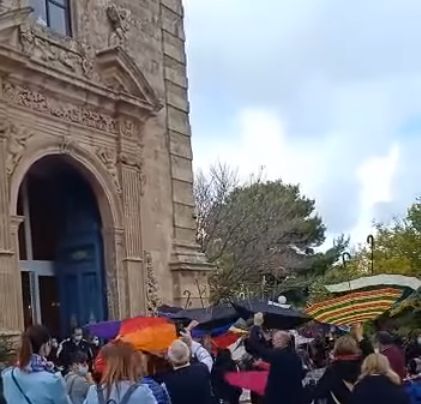 Chiaramonte, con gli ombrelli a raccogliere i doni lanciati dai morti VIDEO