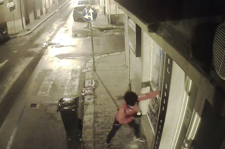Vittoria, sfonda pizzeria, ruba cassa, ma è ripreso da telecamere. VIDEO