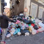 Catania, l’acqua si ritira lasciando montagne di rifiuti FOTO | VIDEO