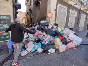 Catania, l’acqua si ritira lasciando montagne di rifiuti FOTO | VIDEO