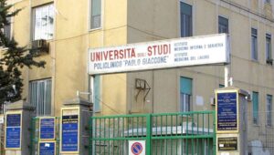 A 23 anni s'impicca sul tetto dell’ospedale, aveva accoltellato la compagna
