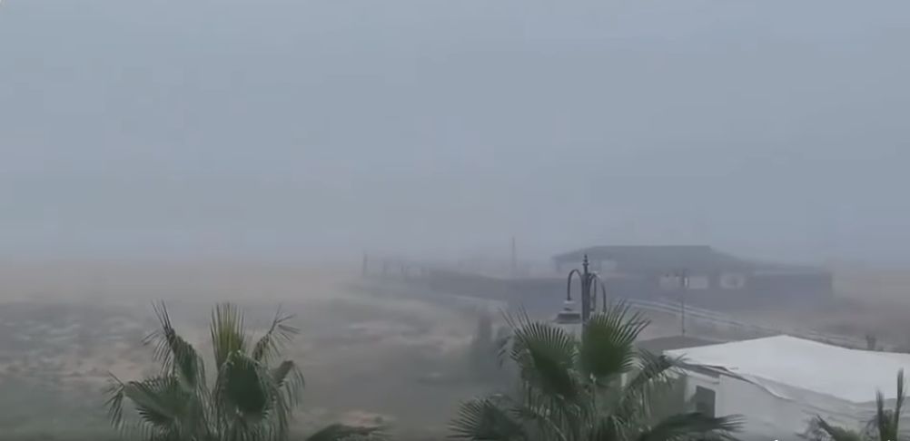 Mare e nebbia si fondono a Pozzallo VIDEO