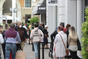 Commercio: Istat, a settembre vendite +0,6% mese, +3,9% anno