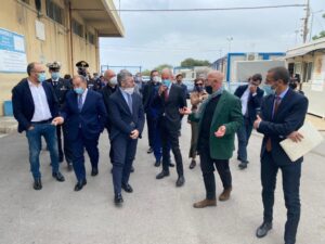 Scalfarotto visita l’hotspot: «Pozzallo porta dell’Ue»