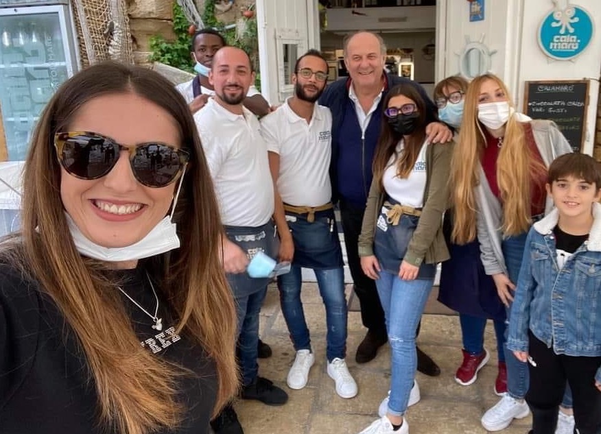 Gerry Scotti in vacanza a Scicli in novembre, passeggiata a Marzamemi