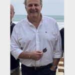 Gerry Scotti, vacanza a Scicli, passeggiata a mare a Marina di Modica