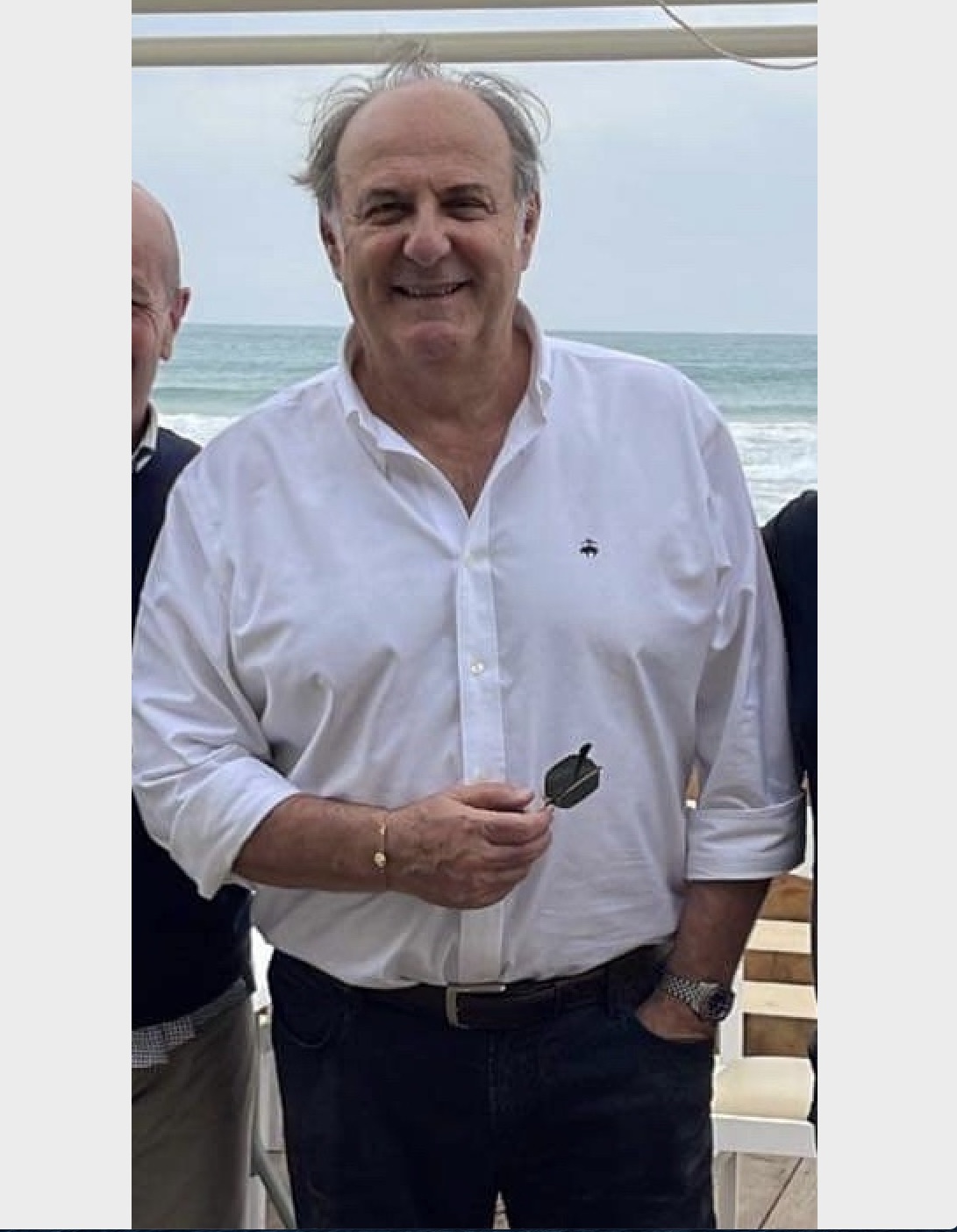 Gerry Scotti, vacanza a Scicli, passeggiata a mare a Marina di Modica
