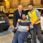 Gerry Scotti a Scicli, fa rifornimento di cannoli per la colazione