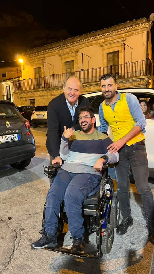 Gerry Scotti a Scicli, fa rifornimento di cannoli per la colazione