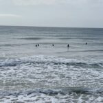 7 novembre, surfisti a Cava d'Aliga