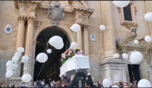 Celebrati a Ragusa i funerali della bambina di 7 anni morta nel sonno