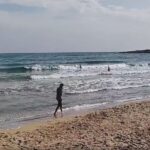 Tuffi e tintarella sulla spiaggia dell’Arenella VIDEO