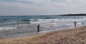 Tuffi e tintarella sulla spiaggia dell’Arenella VIDEO