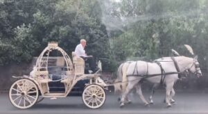 Il tempo si è fermato all'incrocio, l’auto frena allo stop eâ€¦ VIDEO