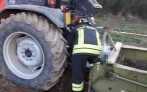 L’uomo non s’è accorto della figlia, tutto è successo in pochi istanti