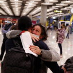 Usa riaprono i confini, scene di gioia negli aeroporti