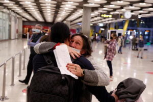 Usa riaprono i confini, scene di gioia negli aeroporti