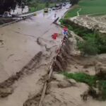 Il torrente esonda sulla Statale 186 travolgendola di acqua e detriti