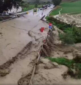 Il torrente esonda sulla Statale 186 travolgendola di acqua e detriti