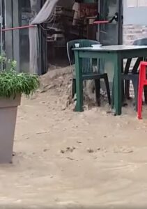 Roccapalumba invasa dalla melma, un bar rigurgita acqua VIDEO