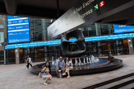 Borsa: Hong Kong positiva, apre a +0,76%