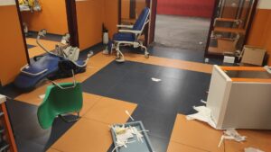 Donna muore d'infarto, familiari distruggono il pronto soccorso FOTO