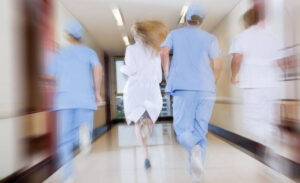 Ricoverato Covid fugge dall’ospedale, riacchiappato da vigili e medici