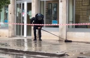 Borsa sospetta davanti alla banca: l'operazione degli artificieri VIDEO