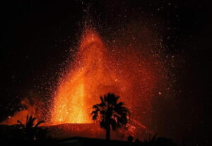 Eruzione Canarie: la lava cade su una spiaggia