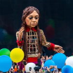 Cop26: la bambola 'Little Amal' Ã¨ arrivata a Glasgow